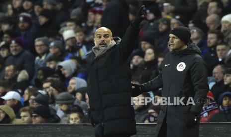 Pelatih kepala Manchester City Pep Guardiola, kiri, bereaksi selama pertandingan sepak bola Liga Premier Inggris antara Aston Villa dan Manchester City di Villa Park di Birmingham, Inggris, Rabu, 1 Desember 2021.