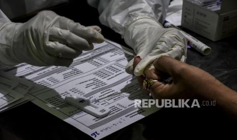 Petugas kesehatan di Kota Bandung mengambil sampel darah saat tes diagnostik cepat atau rapid test Covid-19. Kasus penyebaran Covid-19 di Jabar, saat ini  meningkat.