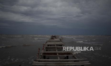 Gelombang menerjang di bawah langit yang gelap di sepanjang pantai Batabano, Kuba, Senin, 26 September 2022. Badai Ian semakin kuat saat mendekati ujung barat Kuba di jalur untuk menghantam pantai barat Florida sebagai badai besar paling cepat hari Rabu.