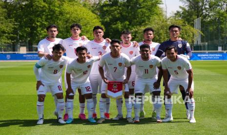 Pemain Timnas Indonesia U-23 berfoto jelang melawan timnas Guinea U-23 pada pertandingan playoff Olimpiade Paris 2024 yang berlangsung di INF Clairefontaine, Paris, Prancis, Kamis (9/5/2024) malam WIB. Pertandingan berakhir dengan skor 0-1 untuk kemenangan Guinea. Gol Guinea tercipta lewat tendangan penalti Illaix Moriba menit ke-29. Dengan hasil ini Indonesia gagal berlaga di Olimpiade Paris 2024.