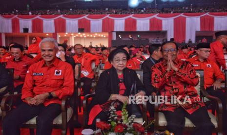 Ketua Umum PDI Perjuangan Megawati Soekarnoputri bersama  Politikus PDIP yang juga Mantan Capres 2024 Ganjar Pranowo dan Mantan Cawapres 2024 Mahfud MD saat menghadiri Rapat Kerja Nasional (Rakernas) Ke-V PDIP di Beach City International Stadium Ancol, Jakarta, Jumat (24/5/2024). Rakernas Ke-V PDIP dihadiri langsung oleh sebanyak 4.858 peserta yang terdiri dari fungsionaris DPP Partai, Ketua, Sekretaris, Bendahara DPD dan DPC Partai, Anggota DPR RI, badan dan sayap partai, Ketua, Sekretaris, Bendahara DPLN dari 16 negara, Anggota DPRD Provinsi, Kabupaten, Kota, Kepala dan Wakil Kepala Daerah PDIP, serta calon anggota DPR RI terpilih pemilu 2024 yang non-incumbent. Rakernas V PDIP digelar pada 24-26 Mei 2024 dengan mengusung tema Satyam Eva Jayate:Kebenaran Pasti Menang dan subtema Kekuatan Persatuan Rakyat dalam Kebenaran.