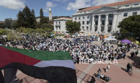 Seorang imam salat memberikan khotbah di depan perkemahan mahasiswa di Sproul Hall di kampus Universitas California Berkeley di Berkeley, California, AS, Jumat, (26/4/2024).