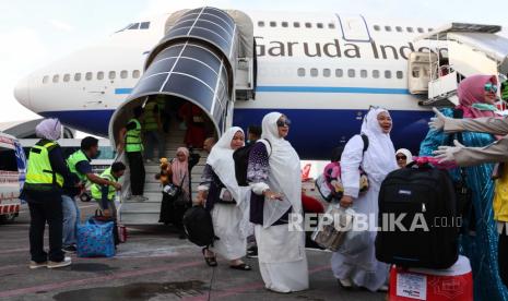 Jamaah haji berjalan menuju bus saat tiba di Bandara Internasional Sultan Hasanuddin, Makassar, Sulawesi Selatan, Ahad (23/6/2024). Sebanyak 449 orang jamaah haji yang tergabung dalam kelompok terbang (kloter) pertama debarkasi Makassar tiba di tanah air setelah melaksanakan ibadah haji 1445 H di Arab Saudi.