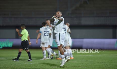 Laga pekan ke 20 Liga Indonesia antara Dewa United melawan Persib Bandung di Indomilk Stadion, Tangerang Ahad (5 6/11/2023).