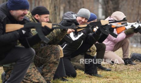  Warga sipil berlatih dengan anggota Legiun Georgia, unit paramiliter yang dibentuk terutama oleh sukarelawan etnis Georgia untuk berperang melawan pasukan Rusia di Ukraina pada 2014, di Kyiv, Ukraina, Sabtu, 19 Februari 2022. Para pemimpin separatis di Ukraina timur telah memerintahkan mobilisasi militer penuh di tengah meningkatnya ketakutan di Barat bahwa Rusia berencana untuk menyerang negara tetangga. Pengumuman pada hari Sabtu datang di tengah lonjakan kekerasan di sepanjang garis kontak antara pasukan Ukraina dan pemberontak pro-Rusia dalam beberapa hari terakhir.