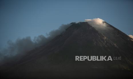 Guguran material vulkanik dari puncak Gunung Merapi terlihat dari  Cangkringan, Sleman, DI Yogyakarta, Ahad (15/8/2021). Berdasarkan data BPPTKG tercatat deformasi Gunung Merapi pada periode pengamatan tanggal 6-12 Agustus 2021 menunjukkan laju pemendekan jarak sebesar 7,7 cm per hari, menurun jika dibandingkan pada periode pengamatan dua minggu sebelumnya yakni sempat mencapai 12 cm per hari. 