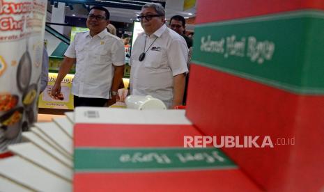 Kepala Badan Pangan Nasional/National Food Agency (NFA) Arief Prasetyo Adi (kiri) bersama Ketua Umum Asosiasi Pengusaha Retail Indonesia (Aprindo) Roy Nicholas Mandey (kanan) saat melakukan kunjungan di Super Indo Depok Town Center, Jawa Barat , Senin (27/3/2023). Kunjungan tersebut dalam rangka menjaga kemamanan dan mutu pangan agar masyarakat mendapatkan pangan yang bermutu dan berkualiatas. Kepala Badan Pangan Nasional/National Food Agency (NFA) Arief Prasetyo Adi dalam kesempatan tersebut menyampaikan harga komuditas pangan secara umum masih stabil.