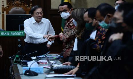 Terdakwa kasus dugaan tindak pidana korupsi PT Duta Palma, Surya Darmadi berbincang dengan kuasa hukumnya saat jeda sidang tuntutan di Pengadilan Tipikor, Jakarta, Senin (6/2/2023). Surya Darmadi dituntut pidana penjara seumur hidup dan denda Rp 1 miliar subsider enam bulan kurungan terkait tindak pidana korupsi usaha perkebunan kelapa sawit tanpa izin di Provinsi Riau periode 2004-2022 yang merugikan negara sebesar Rp 73,9 triliun dan dugaan pencucian uang periode 2005-2022.