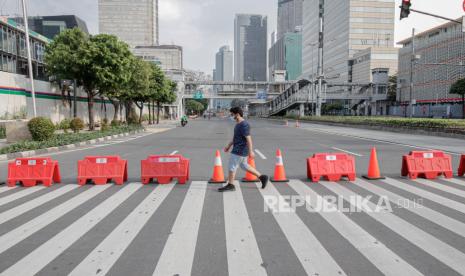 Suasana lengang saat Pemberlakuan Pembatasan Kegiatan Masyarakat (PPKM) Darurat di kawasan Jalan Sudirman Thamrin, Jakarta, Sabtu (3/7). PPKM Darurat tersebut dilaksanakan di 63 titik di Wilayah Jadetabek yang berlaku dari 3-20 Juli 2021 sebagai upaya mengantisipasi penyebaran Covid-19. Republika/Thoudy Badai