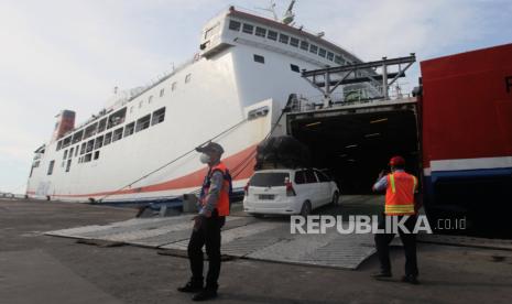 Mobil pemudik saat akan menaiki kapal di Pelabuhan Ciwandan, Cilegon, Banten, Ahad (7/4/2024). H-3 Lebaran 2024 Pelabuhan Merak masih ramai dari pemudik mobil yang menanti sejak dini hari untuk menaiki kapal Ferry yang akan mengantarkannya ke Pelabuhan Bakauheni, Lampung. Meskipun tiket keberangkatan di Pelabuhan Merak sudah habis terjual para pemudik mobil tetap dapat melakukan keberangkatan yang dialihkan melalui Pelabuhan Ciwandan.