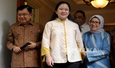 Ketua DPP Partai Demokrasi Indonesia Perjuangan (PDIP) sekaligus Ketua DPR Puan Maharani bersama Wakil Presiden ke-10 dan ke-12 Jusuf Kalla (JK) didampingi Mufidah Jusuf Kalla bersiap menyampaikan keterangan kepada wartawan usai silaturahmi di kediaman JK, Kebayoran Baru, Jakarta, Rabu (4/10/2023). Silaturahmi Puan ke politisi senior Partai Golkar tersebut juga membahas perkembangan situasi politik dan kenegaraan terkini di Indonesia. 