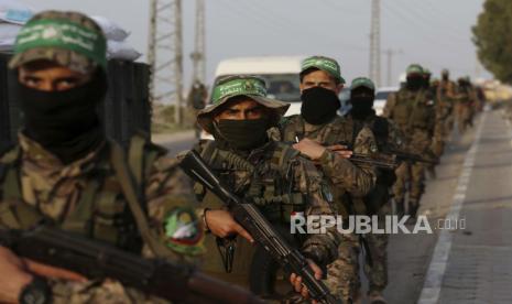  Militan bertopeng dari Brigade Izzedine al-Qassam, sayap militer Hamas. Hamas adalah kelompok perlawanan terkuat di Gaza Palestina  