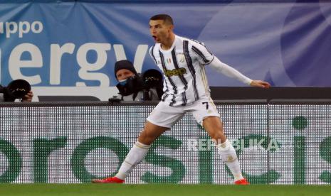  Cristiano Ronaldo dari Juventus merayakan setelah mencetak keunggulan 1-0 selama pertandingan sepak bola Serie A Italia antara Hellas Verona FC dan Juventus FC di stadion Marcantonio Bentegodi di Verona, Italia, 27 Februari 2021.