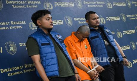 Tersangka Galih Loss (tengah) dihadirkan saat keterangan pers pegungkapan kasus penistaan agama atau ujaran kebencian oleh konten kreator Galih Nova Aji di Direktorat Reserse Kriminal (Ditreskrimsus) Polda Metro Jaya, Jakarta, Jumat (26/4/2024). Subdit Tipid Siber Ditreskrimsus Polda Metro Jaya menahan tersangka Galih Nova Aji atau pemilik akun sosial media Galih Loss karena kasus pendistribusian konten vidio yang menyinggung SARA dan menimbulkan rasa kebencian dengan ancaman hukuman 6 tahun penjara. 