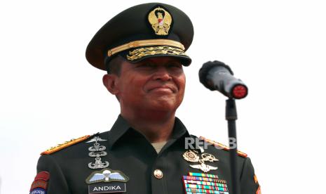  Panglima TNI Jenderal Andika Perkasa yang baru diangkat tersenyum saat upacara serah terima di Markas Besar Militer Indonesia di Jakarta, Kamis (18/11).