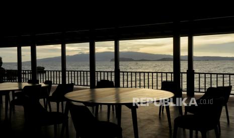 Lanskap pantai terlihat di ruang makan dermaga di area Golo Mori Convention Center (GMCC) di Golo Mori, Kabupaten Manggarai Barat, NTT, Rabu (6/12/2023). PT Pengembangan Pariwisata Indonesia (Persero) atau Indonesia Tourism Development Corporation (ITDC) meresmikan Golo Mori Convention Center (GMCC) yang dapat digunakan untuk kegiatan Meeting, Incentives, Conventions and Exhibitions (MICE) berstandar internasional. Lokasi GMCC berada antara perbukitan di kawasan Golo Mori dengan menyajikan lanskap hamparan laut dan Pulau Rinca yang termasuk kedalam Taman Nasional Komodo situs warisan dunia UNESCO. Selain itu, Fasilitas GMCC terdiri dari convention hall dengan kapasitas 400 orang, VVIP Lobby 400 orang, VVIP lounge 29 orang, VIP room 12 orang, media center 50 orang serta amphitheater kapasitas 500 orang. Kawasan GMCC ini dilengkapi dengan beach club, observation deck serta dermaga kayu. Akses menuju The Golo Mori dapat ditempuh dengan jarak 25 kilometer dari Labuan Bajo yang diharapkan dapat menciptakan multiplier effect bagi warga sekitar. Direktur Utama ITDC Ari Respati berharap, keberadaan GMCC dapat berkontribusi untuk pertumbuhan ekonomi nasional dari sektor pariwisata dan konvensi di Indonesia. Kawasan MICE Golo Mori ini nantinya akan dikembangkan menjadi kawasan pariwisata berkelanjutan yang terintegrasi dengan  dilengkapi fasilitas hotel dan resort berbintang, pusat penelitian dan wisata edukasi komodo, wisata petualangan (adventure tourism) pelabuhan wisata dan penyeberangan serta fasilitas penunjang wisata lainnya, sehingga mampu menjadi magnet baru parawisata di Indonesia Timur.