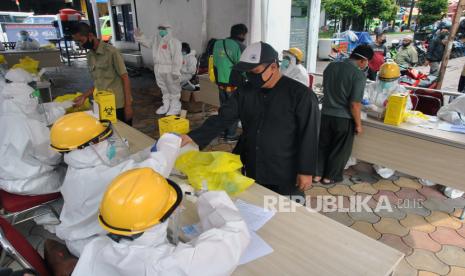 Petugas medis mengambil sampel saat Rapid Test di Pasar Bogor, Suryakencana, Kota Bogor, Jawa Barat, Rabu (29/4/2020). PD Pasar Pakuan Jaya bersama Dinkes Kota Bogor melakukan Rapid Test sebanyak 300 sampel untuk pegawai dan pedagang pasar sebagai upaya antisipasi penyebaran virus Corona (COVID-19) di pasar tradisional Kota Bogor