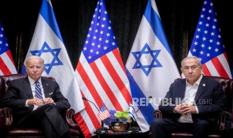   US President Joe Biden (L) looks on during a meeting with Israeli Prime Minister Benjamin Netanyahu (R) in Tel Aviv, Israel, 18 October 2023. President Biden pledged US support for Israel and said the overnight attack on a hospital in the Gaza strip 