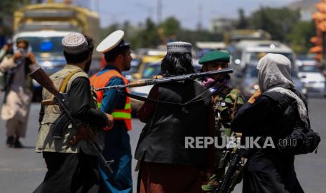  Keamanan Taliban berjaga di pos pemeriksaan pinggir jalan sehari setelah ledakan di zona militer bandara Kabul di Kabul, Afghanistan, 02 Januari 2023. Abdul Nafi Takkur, juru bicara Kementerian Dalam Negeri, mengatakan sejumlah orang tewas dalam peristiwa ini. ledakan, tapi dia tidak menyebutkan angka apapun. Meskipun Taliban, yang merebut kekuasaan pada Agustus tahun lalu dengan penarikan pasukan AS, belum memastikan apakah ledakan baru-baru ini merupakan hasil dari serangan, Afghanistan telah menyaksikan peningkatan serangan selama satu tahun terakhir. Kelompok teror Negara Islam (ISIS) cabang Afghanistan, telah muncul sebagai ancaman utama bagi stabilitas negara, meskipun Taliban menyangkal bahwa organisasi bersenjata itu menimbulkan tantangan keamanan.