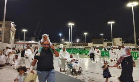 Suasana di Kawasan Masjidil Haram, Mekah, Arab Saudi, Sabtu (29/4/2023). Masjidil Haram adalah sebuah masjid di kota Mekkah, yang dipandang sebagai tempat istimewa bagi umat Islam dan merupakan tujuan utama dalam ibadah haji dan umroh. Masjid ini dibangun mengelilingi Ka