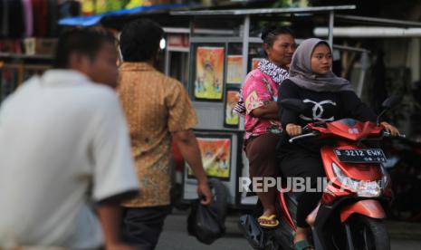 Sejumlah pengendara beraktivitas di kawasan pasar malam tanpa menggunakan masker di Indramayu, Jawa Barat, Jumat (25/6/2021). Meski kasus penyebaran virus COVID-19 di wilayah itu mengalami lonjakan tajam tapi masih banyak warga yang abaikan protokol kesehatan di tempat umum dengan tidak memakai masker dan tidak menjaga jarak karena rendahnya kesadaran warga akan bahaya COVID-19. 