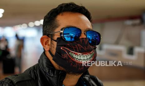 Seorang pria  mengenakan masker di  Arturo Merino Benitez International Airport, Santiago, Cili.A man wears a protective mask as a preventive measure against the coronavirus disease (COVID-19)  at Arturo Merino Benitez International Airport in Santiago, Chile April 25, 2020