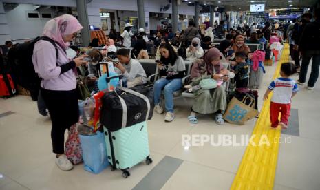 Penumpang menunggu kereta api di Stasiun Pasar Senen, Jakarta, Ahad (16/4/2023). Berdasarkan data hari ini, volume penumpang berangkat sudah mengalami peningkatan, tercatat ada sekitar 23.600 penumpang berangkat dari Stasiun Pasar Senen dengan layanan 32 KA yang beroperasi. KAI Pastikan tidak Ada Lagi Tiket Tambahan Mudik Lebaran 2023