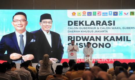 Bakal Calon Gubernur dan Wakil Gubernur DKI Jakarta Ridwan Kamil (kiri) dan Suswono (kanan) menyampaikan sambutan saat Deklarasi Bakal Calon Gubernur Daerah Khusus Jakarta di Hotel Sultan, Jakarta, Senin (19/8/2024). Koalisi Jakarta Baru untuk Jakarta Maju yang terdiri dari 12 partai politik resmi mendeklarasikan eks Gubernur Jawa Barat Ridwan Kamil berpasangan dengan politikus Partai Keadilan Sejahtera Suswono dalam Pilkada DKI Jakarta 2024 mendatang. Penandatanganan piagam dukungan tersebut ditandatangani oleh para petinggi partai pengusung dari partai Gerindra, Golkar, PKS, PKB, PPP, Nasdem, PAN, PSI, Demokrat, Perindo, Gelora dan Garuda. Deklarasi pasangan Ridwan Kamil dan Suswono dalam Pilkada DKI Jakarta tersebut, juga dihadiri oleh Wakil Presiden terpilih Gibran Rakabuming Raka.