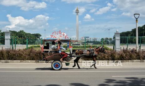 Monas. Arus kendaraan di kawasan rekayasa lalu lintas (lalin) sekitar Monumen Nasional (Monas), Jakarta Pusat, Kamis (2/12) pagi sekitar pukul 05.30 WIB hingga pukul 06.00 WIB masih ramai lancar. 