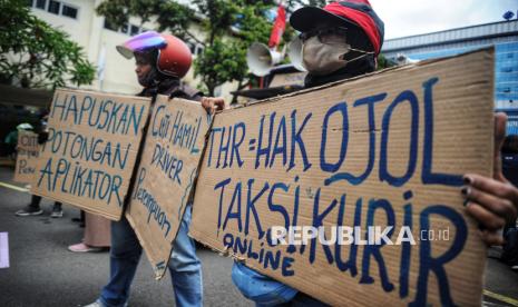 Sejumlah pengemudi ojek online (ojol) menggelar aksi demo di depan Kemenaker RI, Jakarta Selatan, Senin (17/2/2025), menuntut perusahaan memberikan THR.