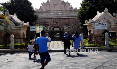 Wisatawan yang memenuhi syarat protokol kesehatan Covid-19 memasuki Objek Wisata Tamansari, Yogyakarta (ilustrasi)