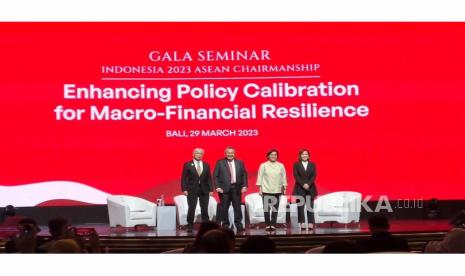 Gubernur Bank Indonesia Perry Warjiyo, Gubernur Bank Sentral Filipina Felipe M Medalla, dan Menteri Keuangan Sri Mulyani Indrawati menjadi pembicara dalam Gala Seminar - Enchancing Policy Callibration for Macro Financial Resillience di Bali, Rabu (29/3/2023). 