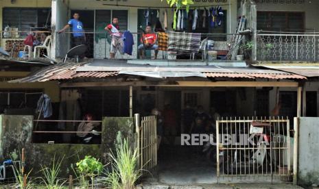 Sejumlah Tenaga Kerja Indonesia (TKI) pekerja konstruksi dari berbagai daerah di Jawa Timur berkumpul di rumah sewa mereka di Jalan Pasir Merah Batu 5 Klang Lama, Kuala Lumpur, Jumat (27/3/2020), selama Perintah Kawalan Pergerakan (MOC) mulai (18/3) hingga (14/4) untuk membatasi Covid-19. Para pekerja yang kesulitan bahan makanan dan keuangan tersebut sedikit terbantu setelah ada bantuan dari relawan Muhammadiyah yang didukung KBRI Kuala Lumpur. (ilustrasi)