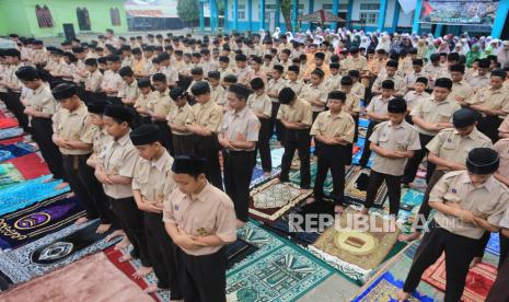 Sejumlah siswa bersama dewan guru dan wali murid bersiap melaksanakan shalat ghaib dan doa bersama untuk Palestina di Madrasah Tsanawiyah Swasta (MTsS) Harapan Bangsa dan Madrasah Ibtidayah Negeri (MIN) 11 Aceh Barat Desa Kuta Padang, Johan Pahlawan, Aceh Barat, Aceh, Jumat (20/10/2023). Shalat ghaib yang dilaksanakan seluruh jajaran Kementerian Agama Kabupaten Aceh Barat tersebut sebagai bentuk solidaritas sesama umat Islam, sekaligus mendoakan warga Palestina yang meninggal dunia akibat konflik Palestina - Israel. 