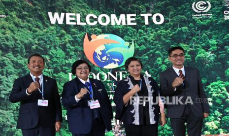 Menteri Lingkungan Hidup dan Kehutanan Siti Nurbaya (kedua kiri) bersama Menteri Kelautan dan Perikanan Sakti Wahyu Trenggono (kiri), Wakil Ketua MPR Lestari Moerdijat (kedua kanan), dan Ketua Penyelenggara Paviliun Indonesia Agus Justianto (kanan) pada konferensi perubahan iklim COP27 UNFCCC di Sharm El Shikh, Mesir, Ahad (6/11/2022). Paviliun Indonesia digelar selama penyelenggaran COP27 pada 6-18 November 2022 sebagai 