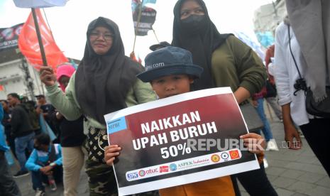 Anak-anak mengikuti Pawai Budaya Kelas Pekerja untuk memperingati Hari Buruh di Titik Nol Yogyakarta, Senin (1/4/2023).  Aliansi serikat buruh di Yogyakarta menggelar long march atau pawai budaya dalam rangka Hari Buruh dari Tugu Pal Putih hingga Titik Nol Yogyakarta. Aksi diakhiri dengan orasi dari beberapa perwakilan buruh di Titik Nol Yogyakarta.