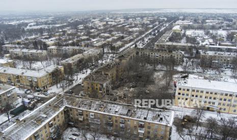 File -- Foto udara gedung apartemen yang dihantam roket Rusia di Kramatorsk, Ukraina, 2 Februari 2023.