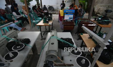 Warga yang tergabung dalam Kelompok Usaha Bersama (KUBE) mengikuti acara penyerahan bantuan peralatan usaha di Palu, Sulawesi Tengah, Jumat (13/11/2020). KUBE turut membantu memulihkan kondisi ekonomi warga prasejahtera yang terdampak pandemi Covid-19.