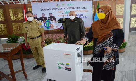 Wali Kota Bandung Oded M Danial bersama Ketua Umum Forum Bandung Sehat (FBS) Kota Bandung Siti Muntamah Oded, melihat Oxygen Concenrator saat penyerahan secara simbolis Oxygen Concenrator dari Goto Indonesia kepada Pemkot Bandung, di Pendopo, Kota Bandung, Senin (23/8). Oxygen Concenrator diharapkan menjadi alternatif penolong pasien yang membutuhkan oksigen, sebagai salah satu penopang suplementasi oksigen khusunya di saat pandemi Covid-19.