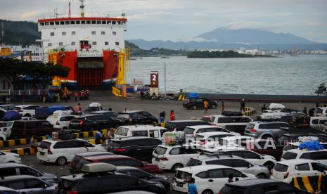 Kendaraan mengantre menunggu proses bongkar muat kapal sebelum memasuki Kapal Adinda Wisnu Karsa di Pelabuhan Merak, Banten, Jumat (29/4/2022). Dalam rangka mengantisipasi adanya penumpukan kendaraan penumpang pada puncak arus mudik di Pelabuhan Merak, PT ASDP Indonesia Ferry menambah jumlah unit kapal dari 29  menjadi 40 unit kapal berukuran 100.000 GRT serta memaksimalkan waktu percepatan bongkar muat kapal. Republika/Thoudy Badai