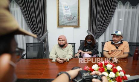 Elvi (perempuan berjilbab), ibu dari Ken Admiral, korban penganiayaan oleh anak AKBP Achiruddin Hasibuan di Medan. Jubir PSI ingatkan pentingnya RUU Perampasan Aset terkait kekayaan AKBP Achiruddin.