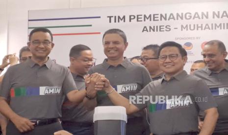 Pasangan capres-cawapres Anies Baswedan-Muhaimin Iskandar AMIN berfoto bersama Kapten Tim Pemenangan AMIN Muhammad Syaugi di rumah pemenangan Jalan Pangeran Diponegoro 10, Menteng, Jakarta Pusat, Selasa (14/11/2023). 