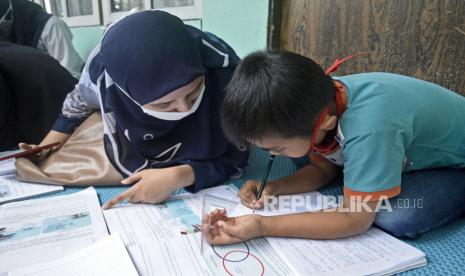 Relawan pendidikan mendampingi siswa SDN Cisero 1 saat kegiatan belajar mengajar di Cisurupan, Kabupaten Garut, Jawa Barat, Kamis (12/11/2020). 