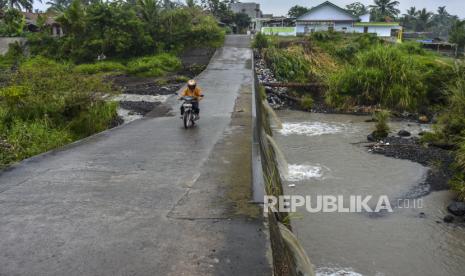 Kendaraan melintas di Cekdam Daerah Aliran Sungai (DAS) Cikunir, Desa Linggajati, Kabupaten Tasikmalaya, Jawa Barat, Selasa (2/2/2021). Aktivitas pertambangan pasir di kaki gunung Galunggung yang sudah berlangsung sejak puluhan tahun mengakibatkan aliran sungai mengalami pendangkalan dan penyempitan, serta aliran keruh, bahkan kawasan di Desa Linggajati, Sinagar, dan Tawangbanteng, terancam banjir lahar dingin dari Gunung Galunggung. 