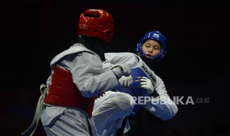 Atlet taekwondo Jawa Barat Aqila Aulia (kanan) melepaskan tendangan ke arah atlet Jawa Tengah Nabila Amalaia (kiri) saat pertandingan final Taekwondo kategori Kyorugi kelas under 57 kg putri PON Papua di GOR Politeknik Penerbangan Kayu Batu, Kota Jayapura, Papua, Minggu (3/10/2021). Atlet taekwondo Jawa Barat Aqila Aulia berhasil meraih medali emas disusul atlet Jawa Tengah mendapat medali perak dan Kalimantan Timur serta Bali medali perunggu. 