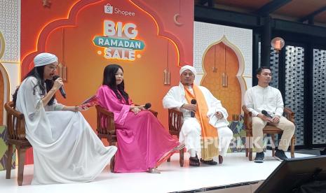 Director of Marketing Growth Shopee Indonesia Monica Vionna, Opick, dan Owner NMRbynamira Alif Kasyful Haqi dalam Konferensi Pers - Ramadan Tiba Semua Bahagia di Shopee Big Ramadan Sale, di Bale Nusa, Jakarta, Rabu (6/3/2024).