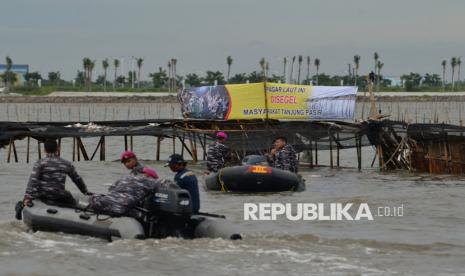 Personil TNI AL bersama warga membongkar pagar laut di Perairan Tanjung Pasir, Kabupaten Tangerang, Banten, Sabtu (18/1/2025). TNI Angkatan Laut bersama dengan nelayan membongkar pagar laut misterius sepanjang 30,16 km di Kabupaten Tangerang, secara manual. Pembongkaran pagar laut dipimpin langsung oleh Komandan Pangkalan Utama AL (Danlantamal) III Jakarta Brigadir Jenderal (Mar) Harry Indarto.