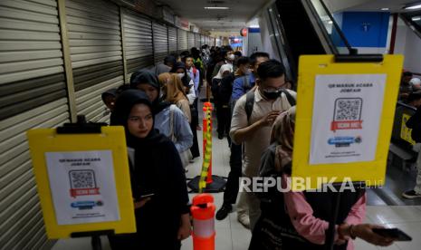 Para pencari kerja yang didominasi lulusan SMK mengantre di area Jakarta Job Fair yang diadakan di Pusat Grosir Cililitan (PGC), Jakarta Timur, Rabu (19/9/2023). 