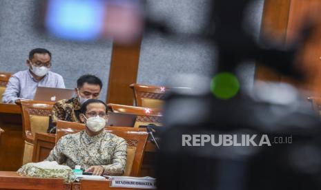 Menteri Pendidikan, Kebudayaan, Riset, dan Teknologi Nadiem Makarim mengikuti rapat kerja dengan Komisi X DPR di Kompleks Parlemen, Senayan, Jakarta, Selasa (12/4/2022). Raker tersebut membahas perkembangan dan evaluasi pelaksanaan seleksi Guru Pegawai Pemerintah dengan Perjanjian Kerja (PPPK). 