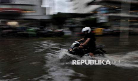 Pengendara menerobos genangan air saat hujan (ilustrasi). Hujan ringan hingga lebat masih berpotensi terjadi di Sumatra Utara (Sumut) selama sepekan ke depan.